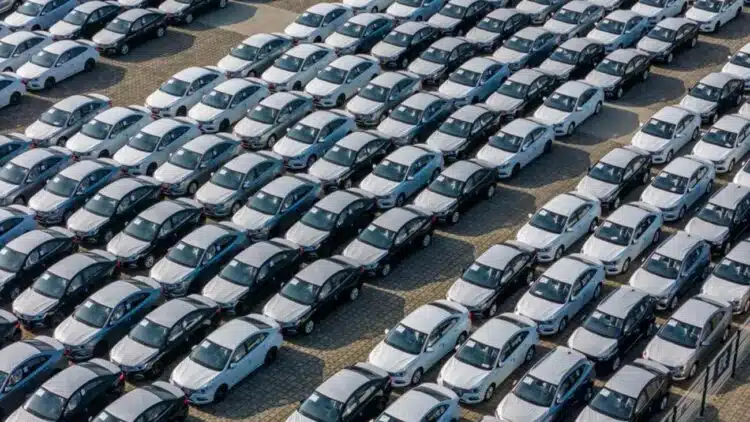daugybe automobiliu aiksteleje