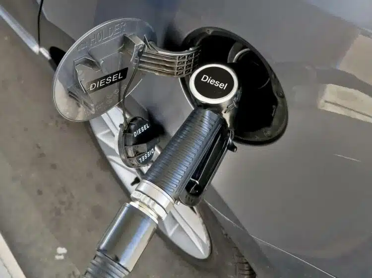 dyzelino papildymas i automobilio baka dyzelinis automobilis dyzeliniai automobiliai