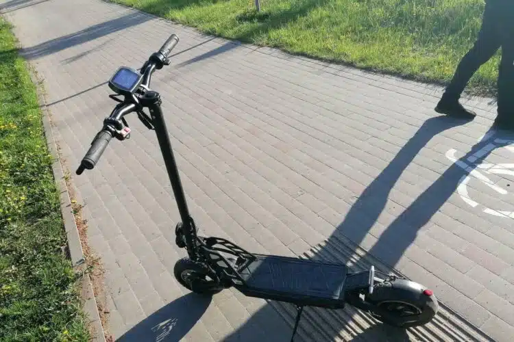 elektrinis paspirtukas dviraciu takas