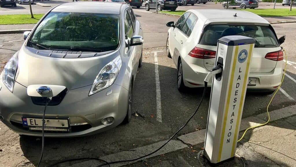elektromobiliai ikraunami ikrovimo stoteleje