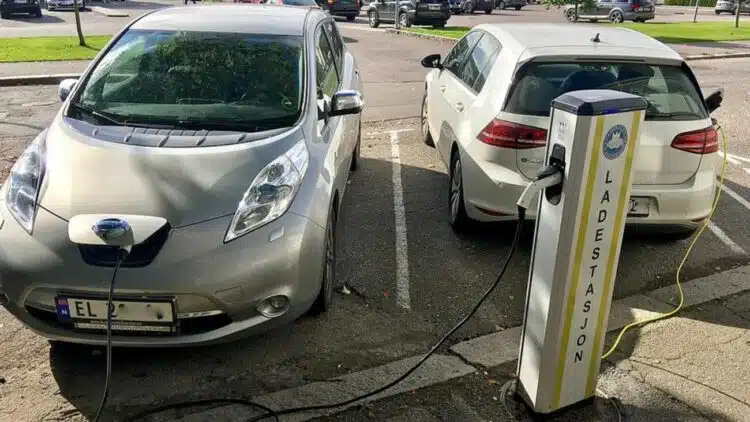 elektromobiliai ikraunami ikrovimo stoteleje