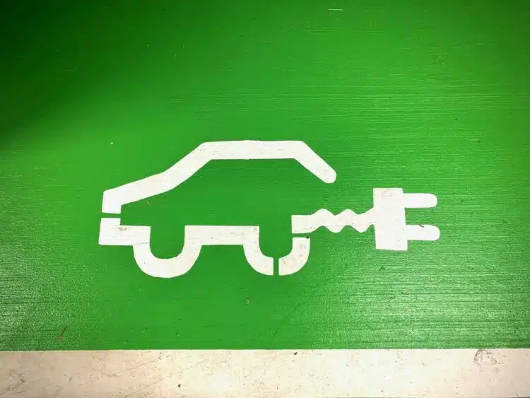 elektromobilio zenklas is tinklo ikraunamo automobilio zenklas