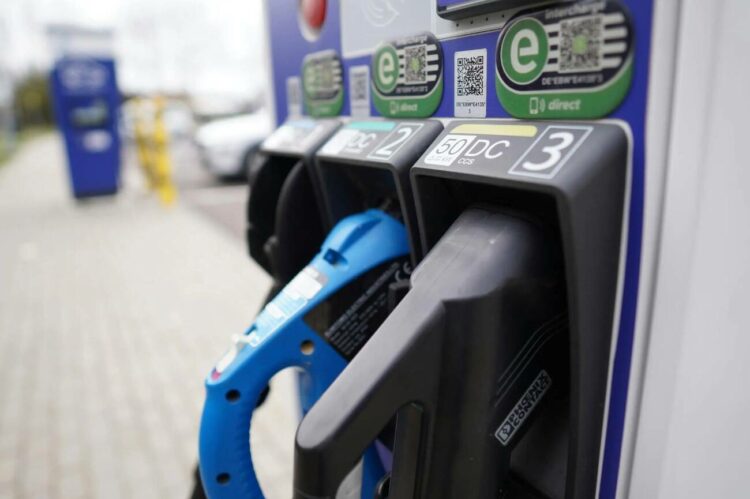 elektromobiliu hibridiniu automobiliu ikrovimo kistukai