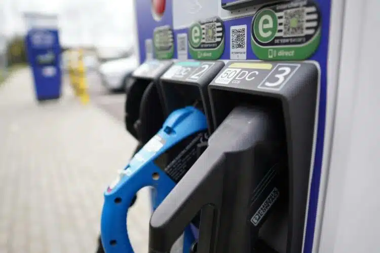 elektromobiliu hibridiniu automobiliu ikrovimo kistukai