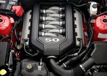 ford mustang v8 benzininis variklis