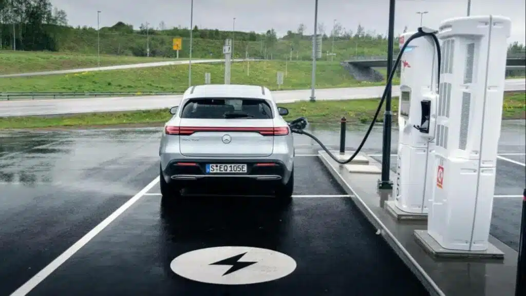 mercedes elektromobilis ikraunamas ikrovimo stoteleje