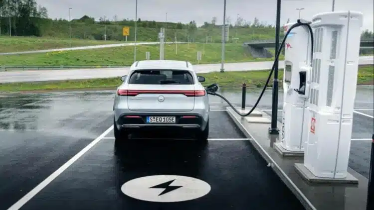 mercedes elektromobilis ikraunamas ikrovimo stoteleje