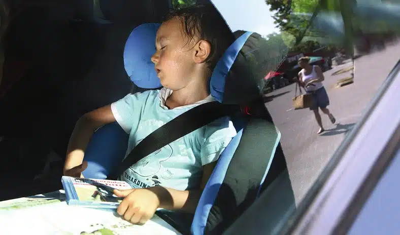 vaikas paliktas automobilyje vasara