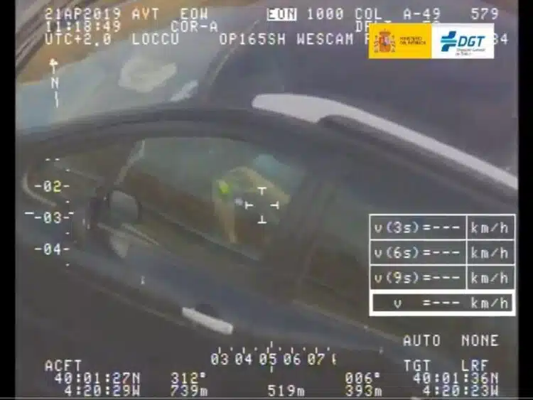 vairuotojas delioja rubiko kubika vaziuodamas 120 km per val greiciu