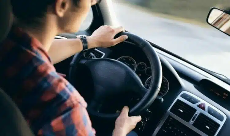 vyras vairuoja automobili