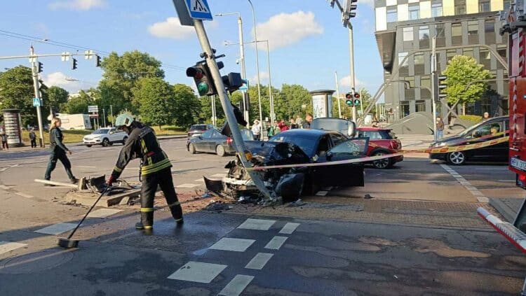 Avarija Vilniuje sukėlęs BMW vairuotojas paspruko iš įvykio vietos, yra sužeistų