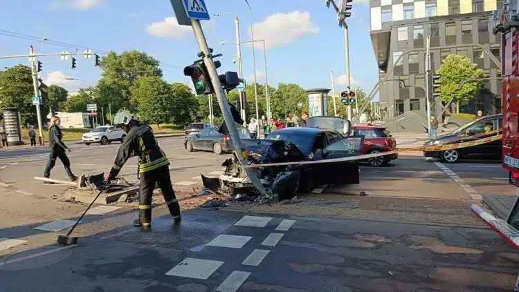 Avarija Vilniuje sukėlęs BMW vairuotojas paspruko iš įvykio vietos, yra sužeistų