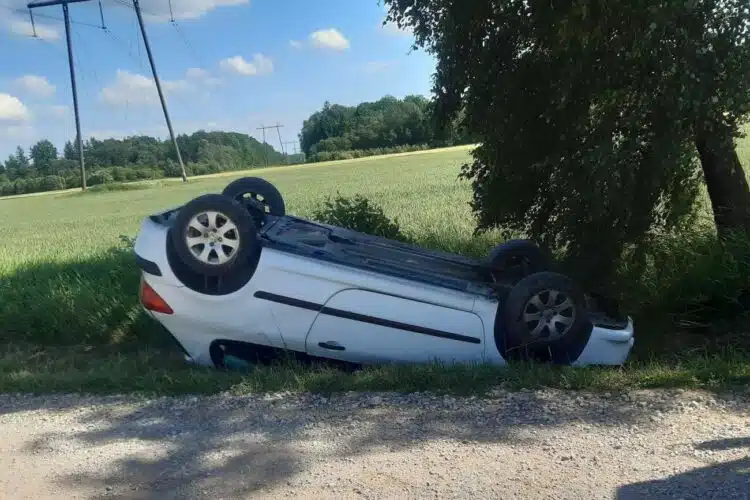 ant stogo griovyje apvirtes volkswagen polo