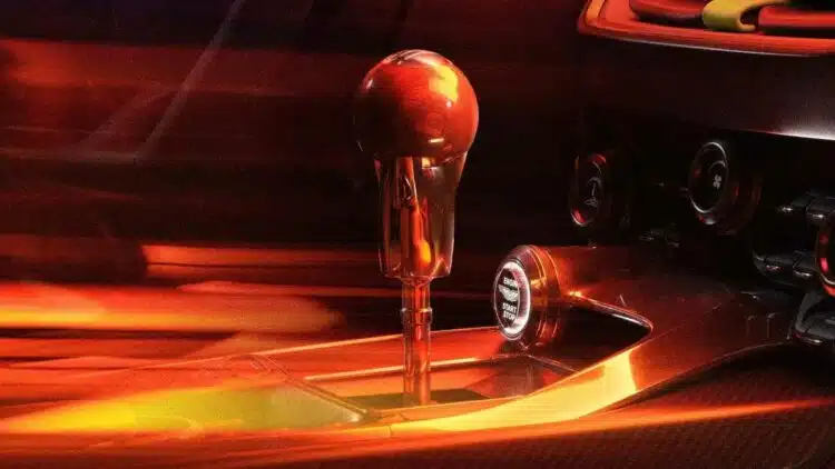 aston martin valour mechanine pavaru deze