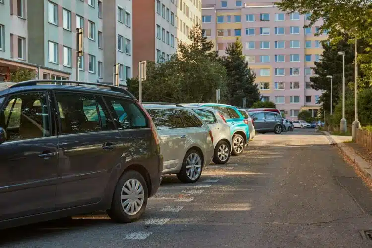 automobiliai daugiabucio kieme