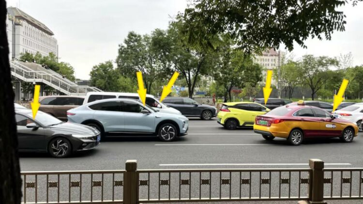 automobiliai kinijoje su dalinai pritamsintais langais