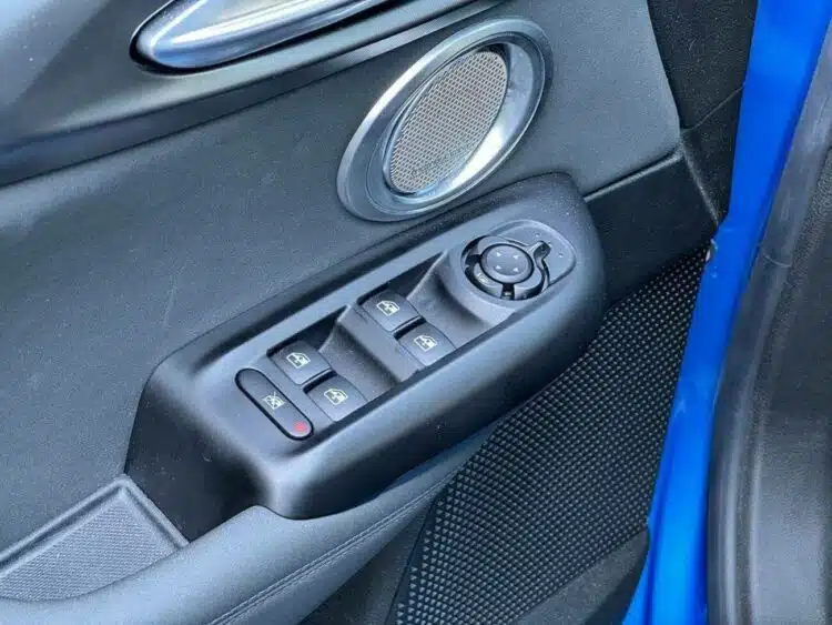 automobilio dureles langu mygtukai