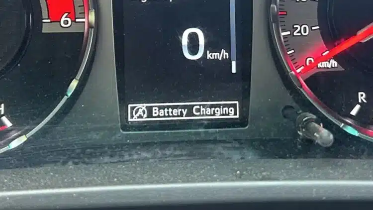 automobilio prietaisu skydelis baterijos akumuliatoriaus ikrovimas