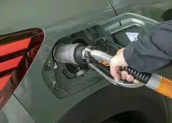 automobilis dujos duju papildymas i automobilio baka duju bakas duju pistoletas