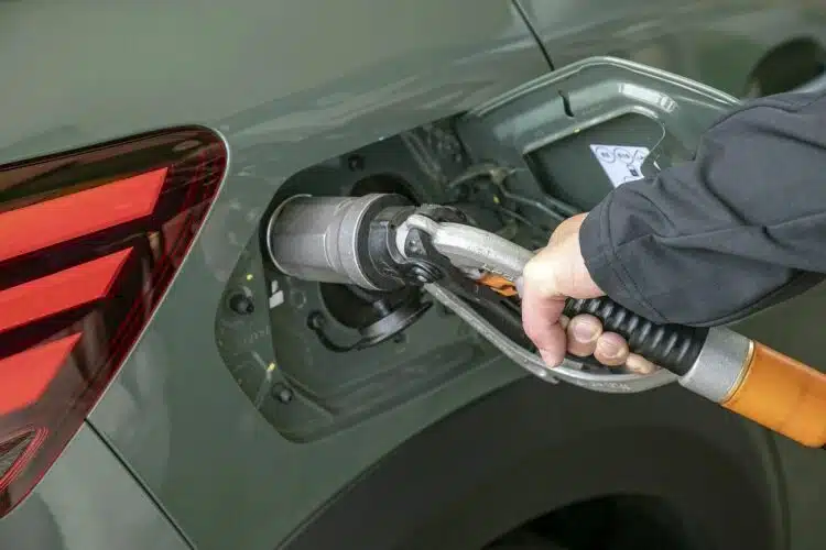 automobilis dujos duju papildymas i automobilio baka duju bakas duju pistoletas