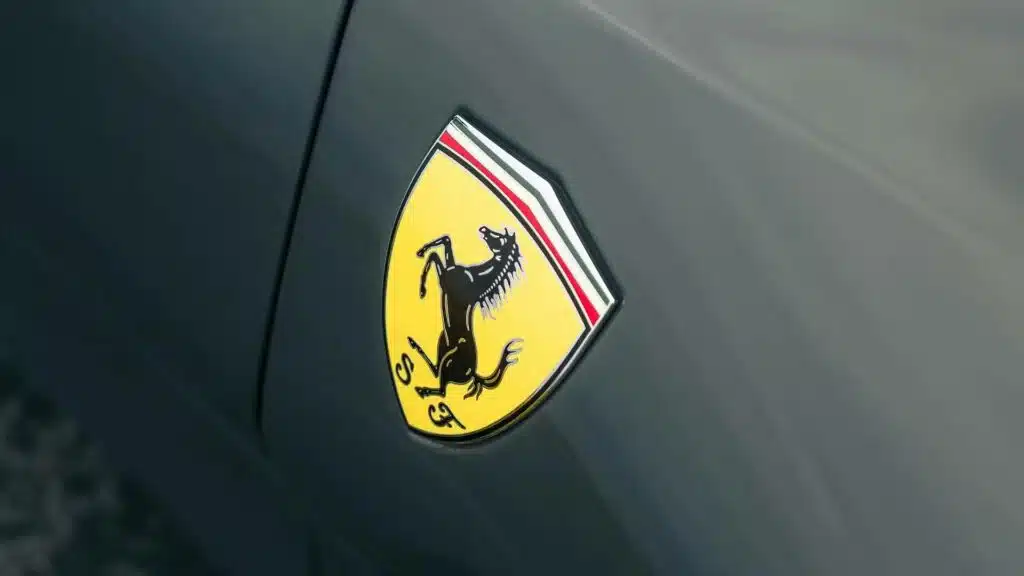 ferrari logotipas