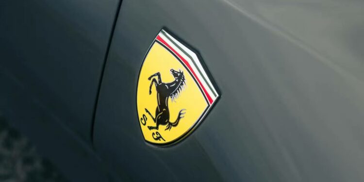 ferrari logotipas