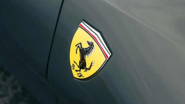 ferrari logotipas