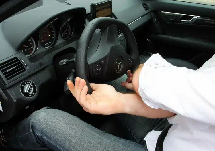girgzdesys sukant vaira automobilis vairuotojas vyras garsas sukiojant vaira