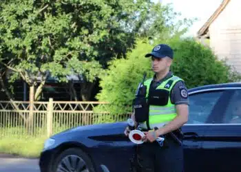 policijos pareigunas bmw automobilis reidas
