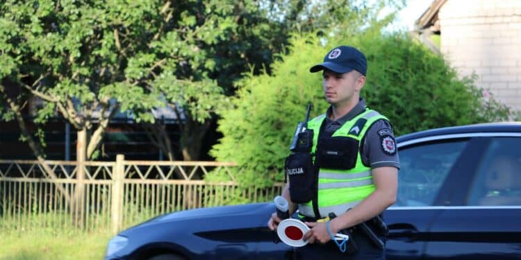 policijos pareigunas bmw automobilis reidas