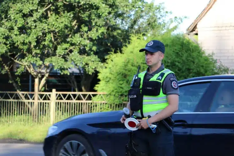 policijos pareigunas bmw automobilis reidas