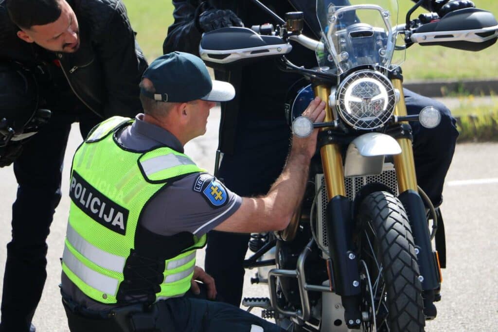 policijos pareigunas tikrina motocikla