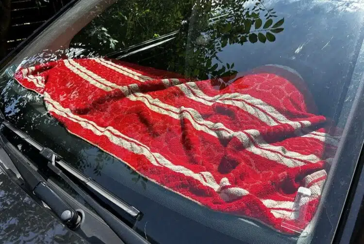 ranksluostis ant prietaisu skydelio automobilyje