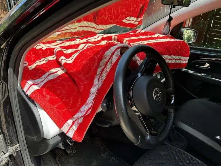 ranksluostis automobilyje ant prietaisu skydelio