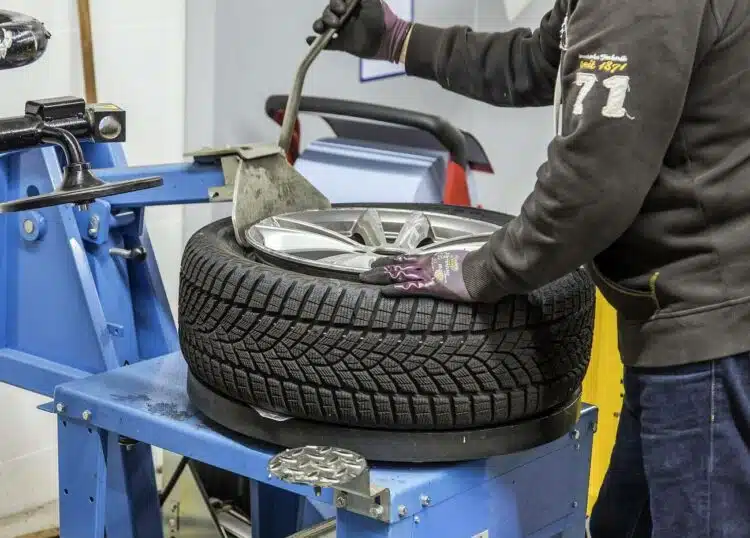 skirtingu padangu montavimas ant automobilio asiu