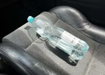 vandens butelis automobilyje ant sedynes