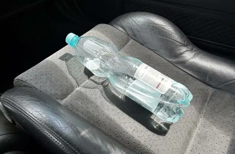 vandens butelis automobilyje ant sedynes