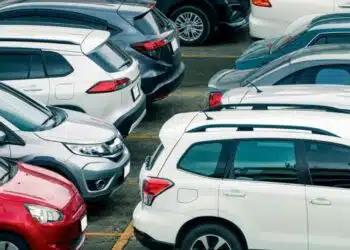 visureigiai automobiliu stovejimo aiksteleje