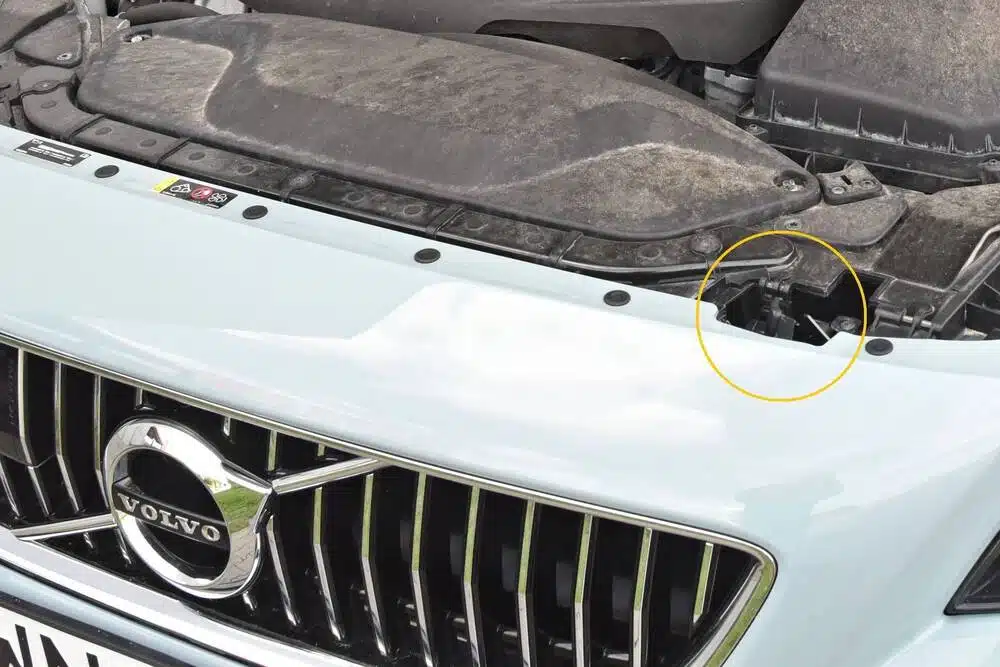 volvo logotipas variklio dangcio atidarymas