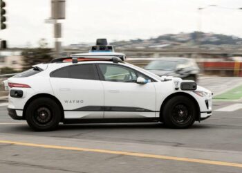 Autonominis Waymo automobilis Jaguar I-Pace važiuoja Cesar Chavez gatve San Franciske JASONO HENRY nuotr