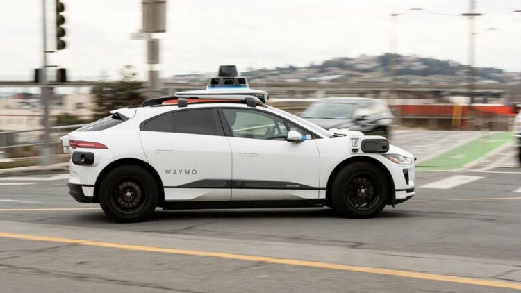 Autonominis Waymo automobilis Jaguar I-Pace važiuoja Cesar Chavez gatve San Franciske JASONO HENRY nuotr