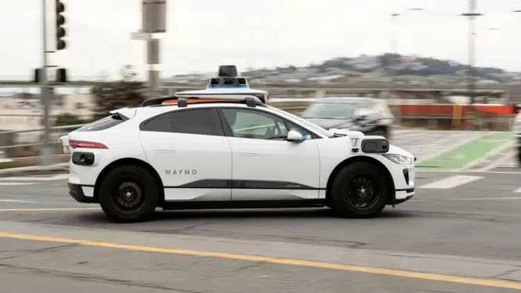 Autonominis Waymo automobilis Jaguar I-Pace važiuoja Cesar Chavez gatve San Franciske JASONO HENRY nuotr