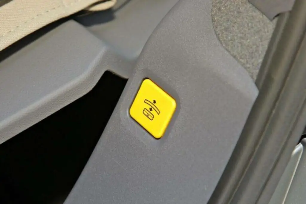 Paslaptingas geltonas mygtukas bagažinėje. Kam jis naudojamas?