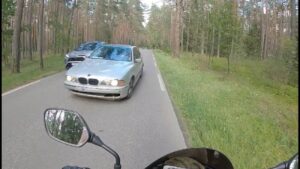 Pavojingas BMW vairuotojo lenkimo manevras privertė motociklo vairuotoją trauktis