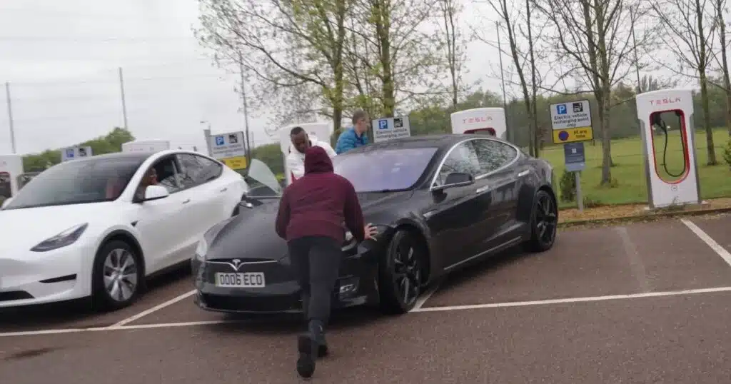 Šis Tesla Model S taksi automobilis nuvažiavo 692 000 kilometrų. Štai kaip laikosi jo akumuliatorius