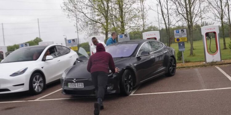 Šis Tesla Model S taksi automobilis nuvažiavo 692 000 kilometrų. Štai kaip laikosi jo akumuliatorius