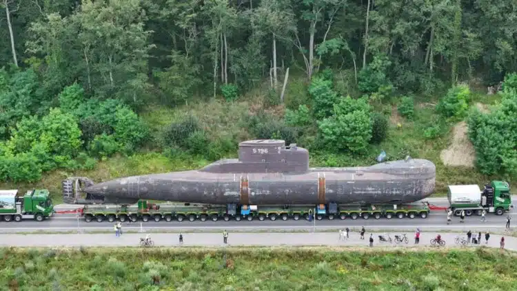 Vokiečių povandeninis laivas u-boat transportavimo metu
