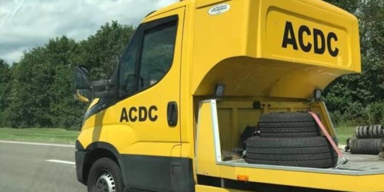 acdc technines pagalbos kelyje automobilis