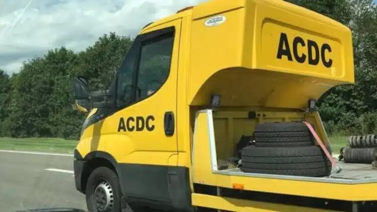 acdc technines pagalbos kelyje automobilis