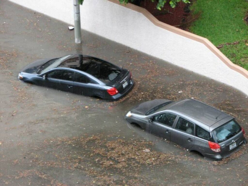 automobiliai po potvynio hidrosmugis